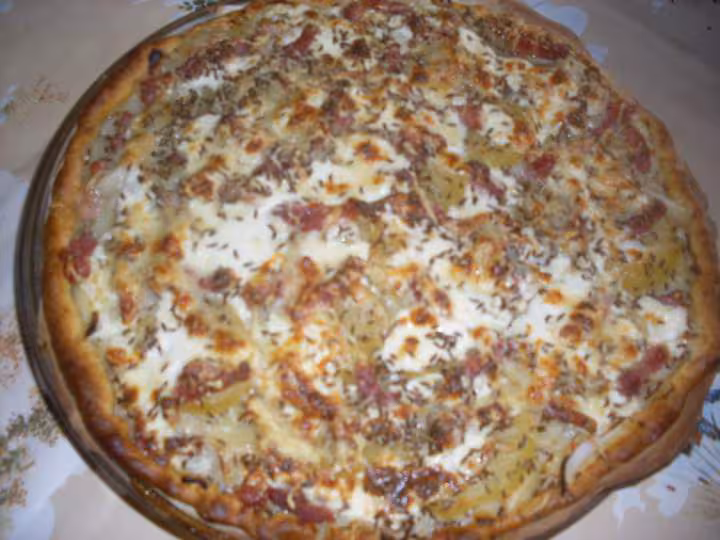 Tarte oignons p de terre lardons