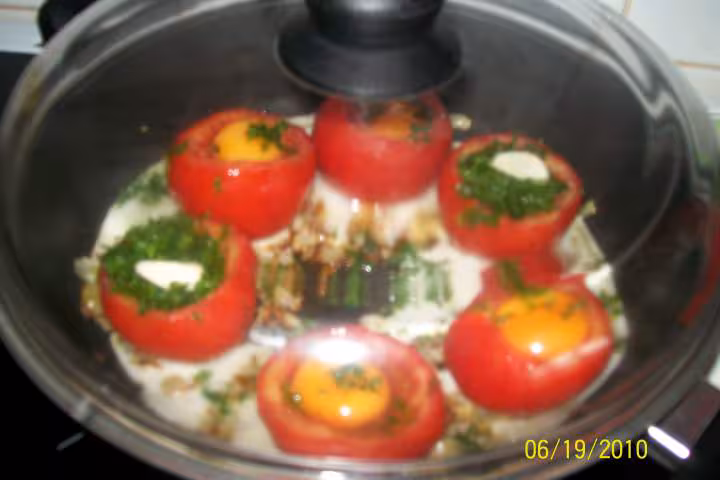 Tomates aux oeufs en cocotte