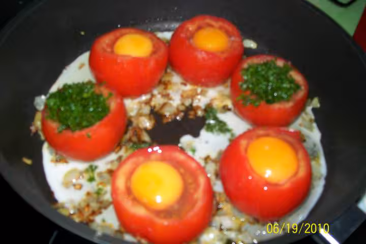 Tomates aux oeufs en cocotte