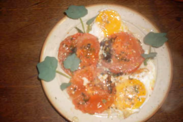 Tomates oeufs au pesto