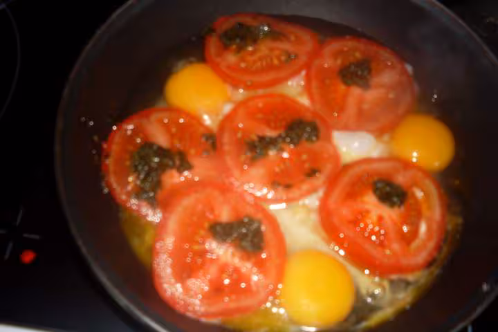 Tomtes oeufs au pesto