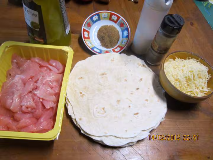 Tortilla aux poivrons et poulet sauce tomate gratinee
