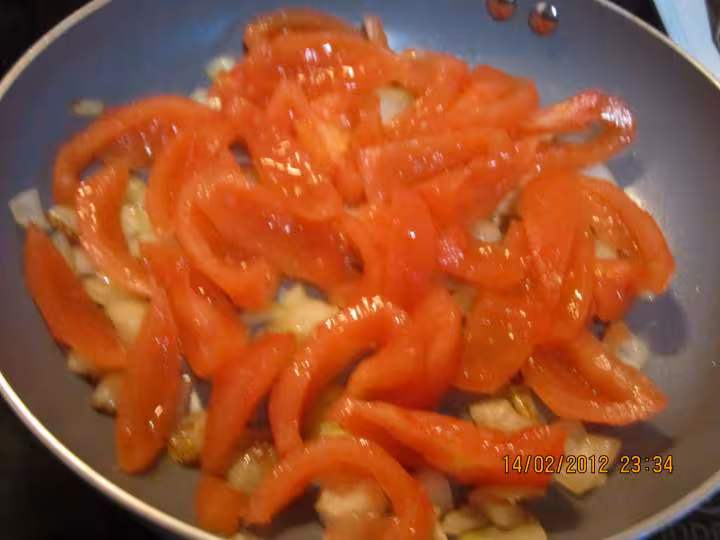 Tortilla aux poivrons et poulet sauce tomate gratinee