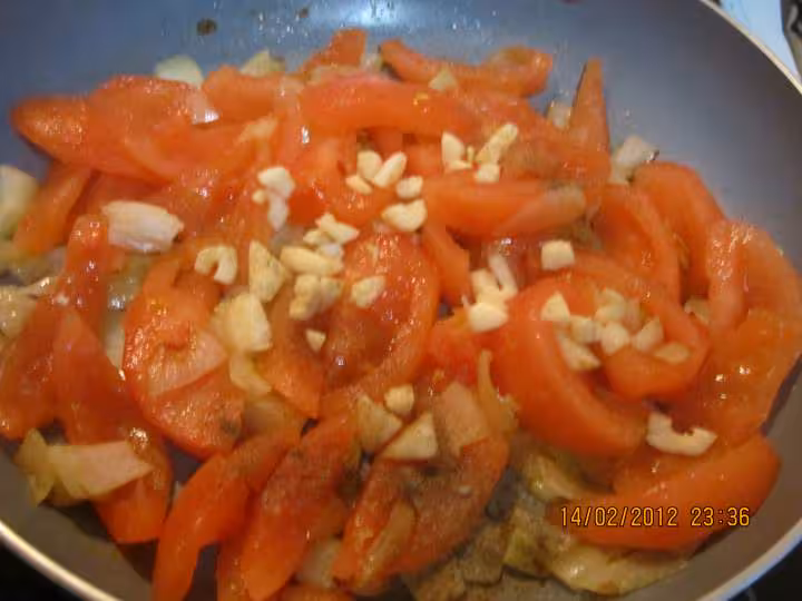 Tortilla aux poivrons et poulet sauce tomate gratinee