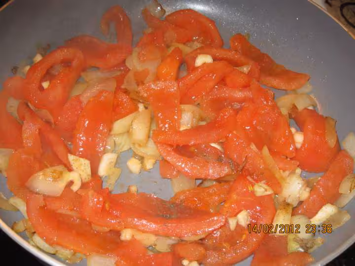 Tortilla aux poivrons et poulet sauce tomate gratinee