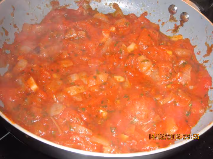Tortilla aux poivrons et poulet sauce tomate gratinee