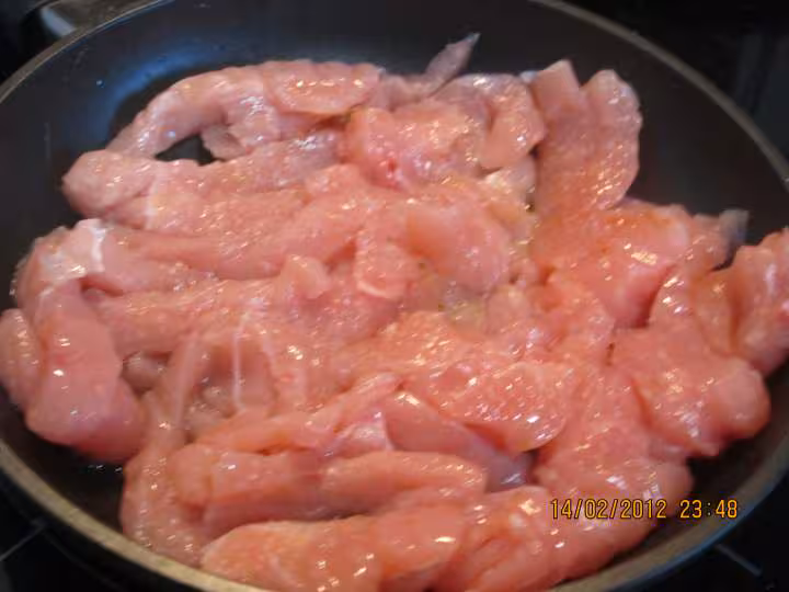 Tortilla aux poivrons et poulet sauce tomate gratinee