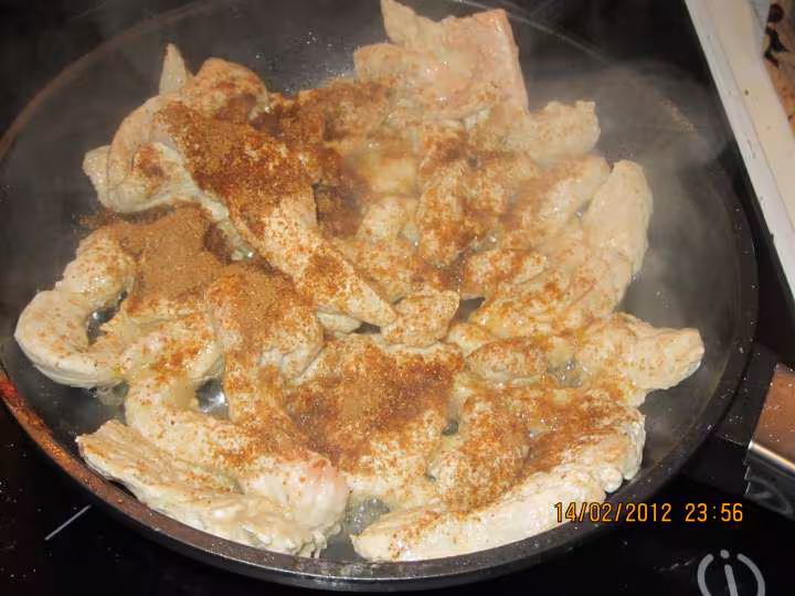Tortilla aux poivrons et poulet sauce tomate gratinee