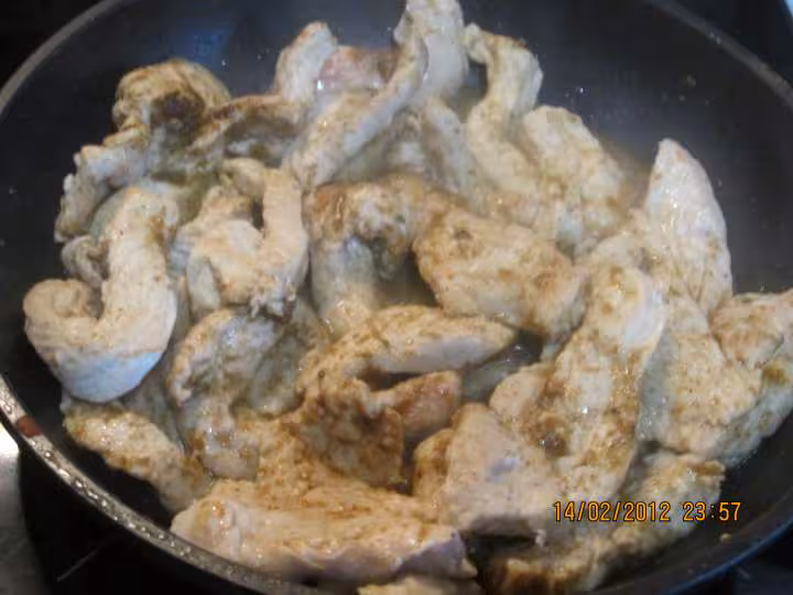 Tortilla aux poivrons et poulet sauce tomate gratinee