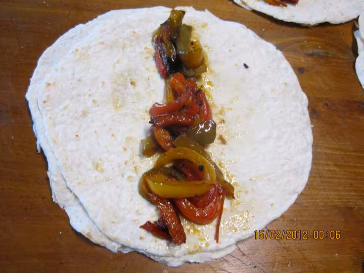 Tortilla aux poivrons et poulet sauce tomate gratinee