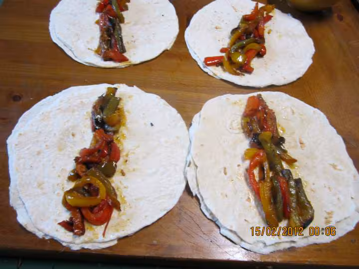 Tortilla aux poivrons et poulet sauce tomate gratinee