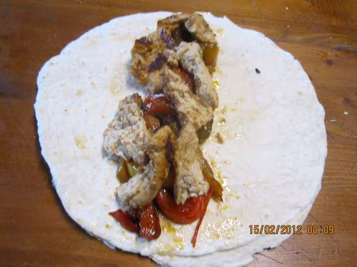 Tortilla aux poivrons et poulet sauce tomate gratinee
