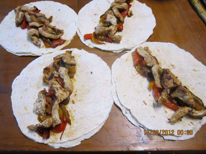 Tortilla aux poivrons et poulet sauce tomate gratinee