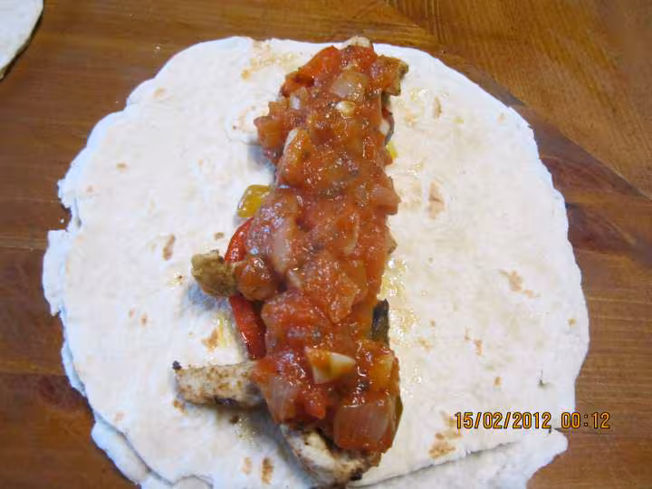 Tortilla aux poivrons et poulet sauce tomate gratinee