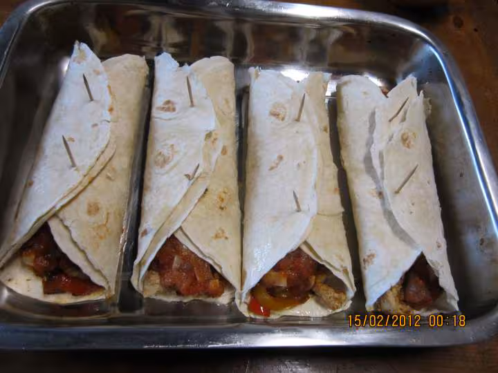 Tortilla aux poivrons et poulet sauce tomate gratinee