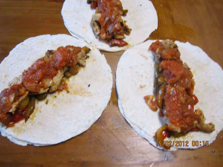 Tortilla aux poivrons et poulet sauce tomate gratinee