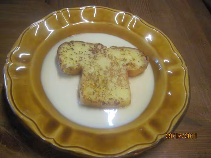Tranches de brioche sur une ile de creme anglaise