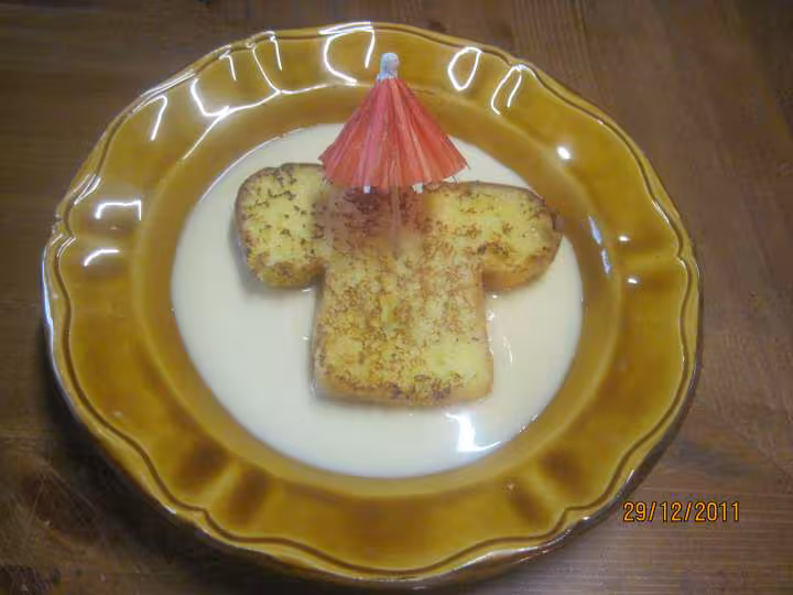 Tranches de brioche sur une ile de creme anglaise