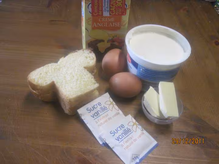 Tranches de brioche sur une ile de creme anglaise