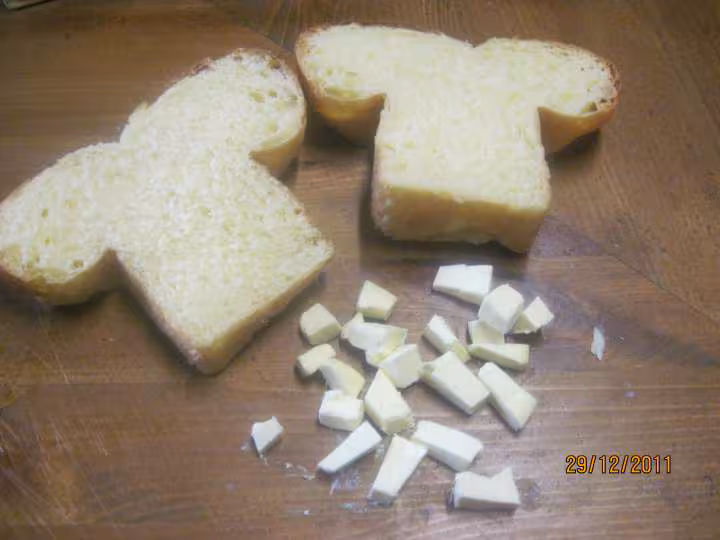 Tranches de brioche sur une ile de creme anglaise