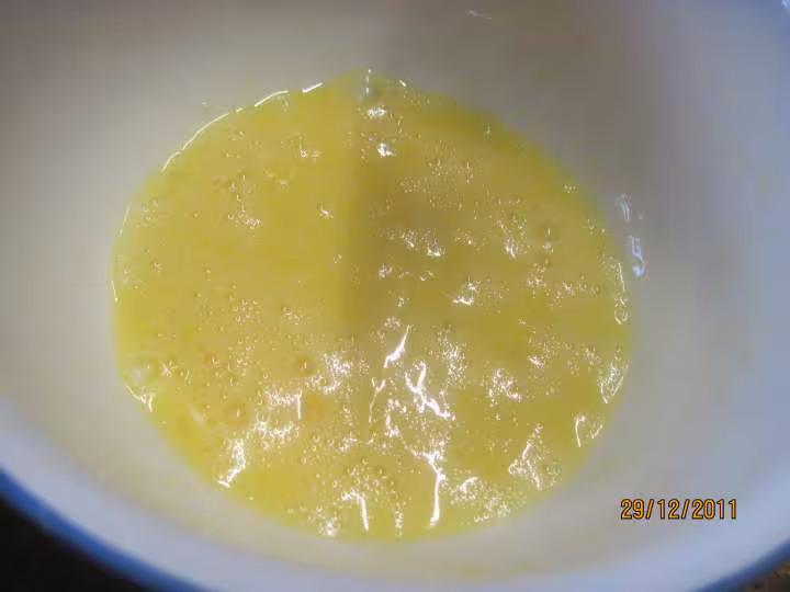 Tranches de brioche sur une ile de creme anglaise