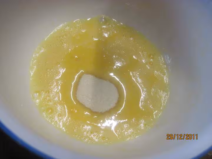 Tranches de brioche sur une ile de creme anglaise