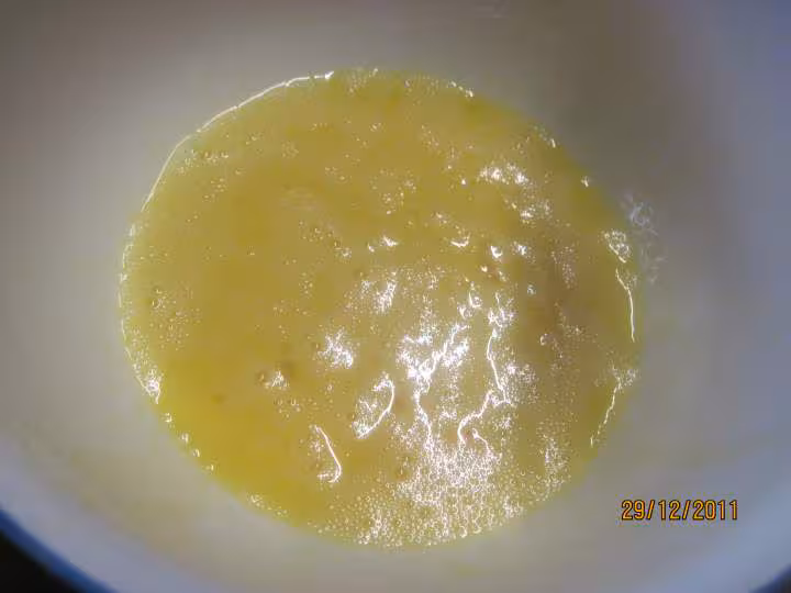 Tranches de brioche sur une ile de creme anglaise