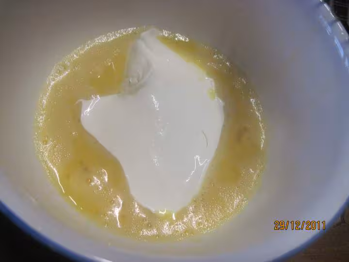 Tranches de brioche sur une ile de creme anglaise