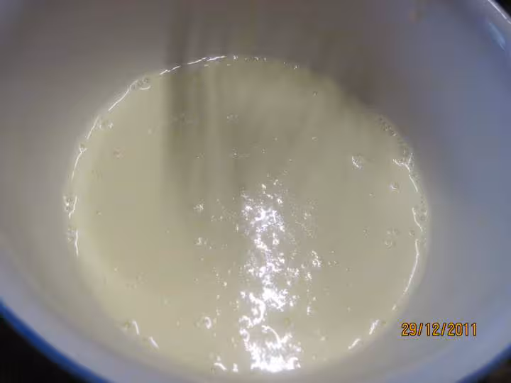 Tranches de brioche sur une ile de creme anglaise