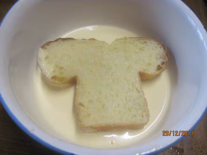 Tranches de brioche sur une ile de creme anglaise