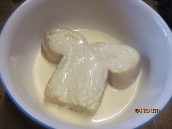 Tranches de brioche sur une ile de creme anglaise