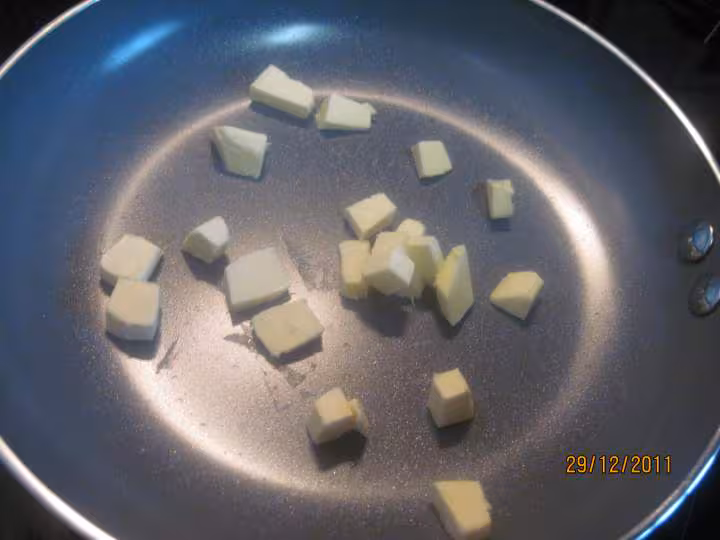 Tranches de brioche sur une ile de creme anglaise