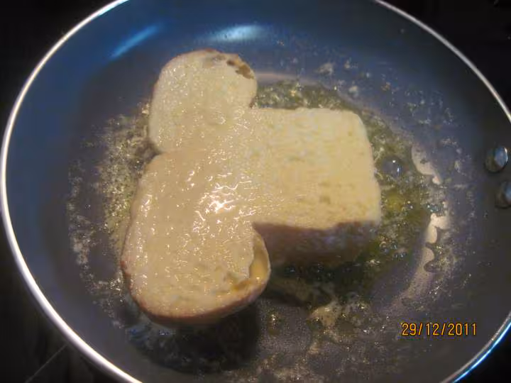 Tranches de brioche sur une ile de creme anglaise