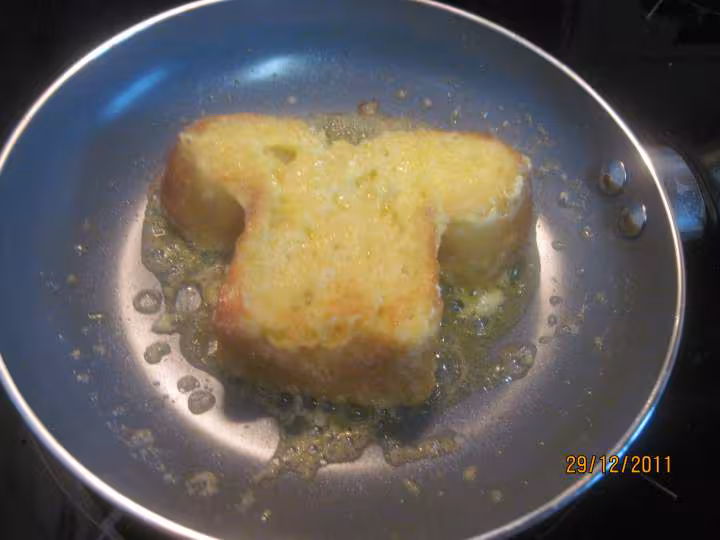Tranches de brioche sur une ile de creme anglaise