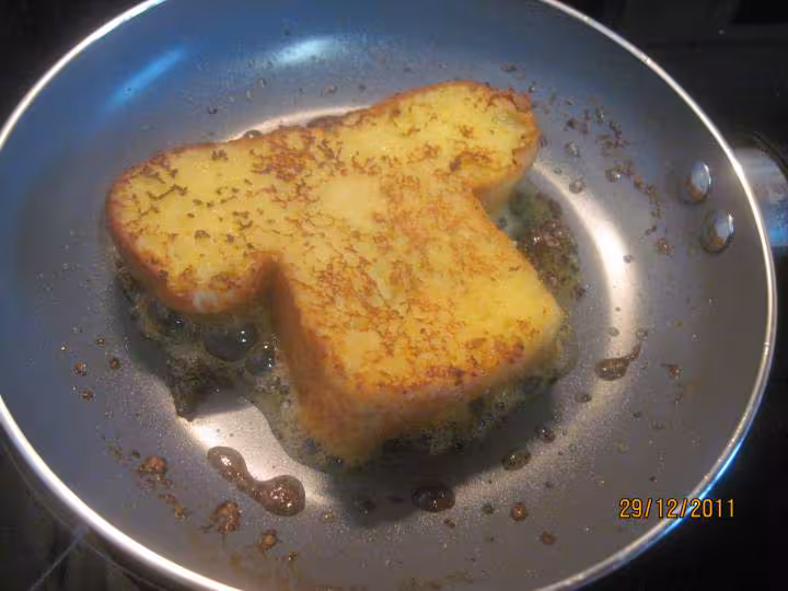 Tranches de brioche sur une ile de creme anglaise