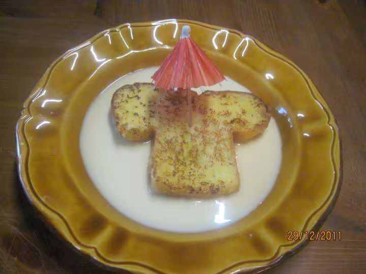 Tranches de brioche sur une ile de creme anglaise