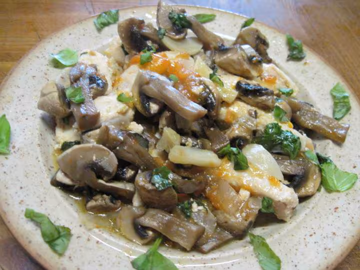 Tranches de poulet aux champignons et basilic