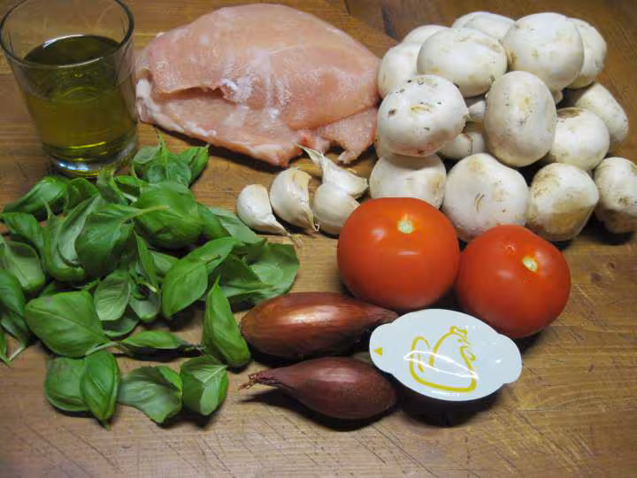 Tranches de poulet aux champignons et basilic