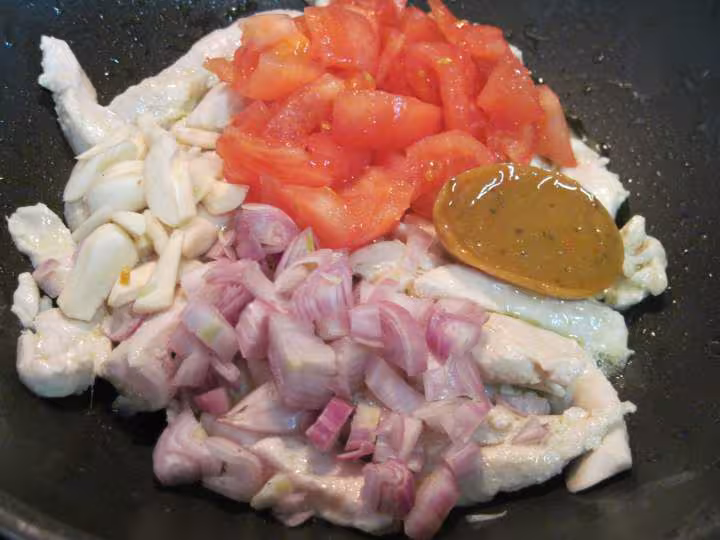Tranches de poulet aux champignons et basilic