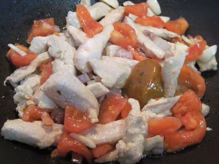 Tranches de poulet aux champignons et basilic