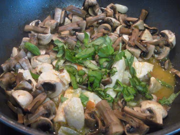 Tranches de poulet aux champignons et basilic