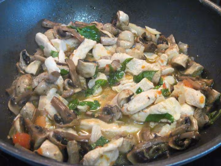 Tranches de poulet aux champignons et basilic
