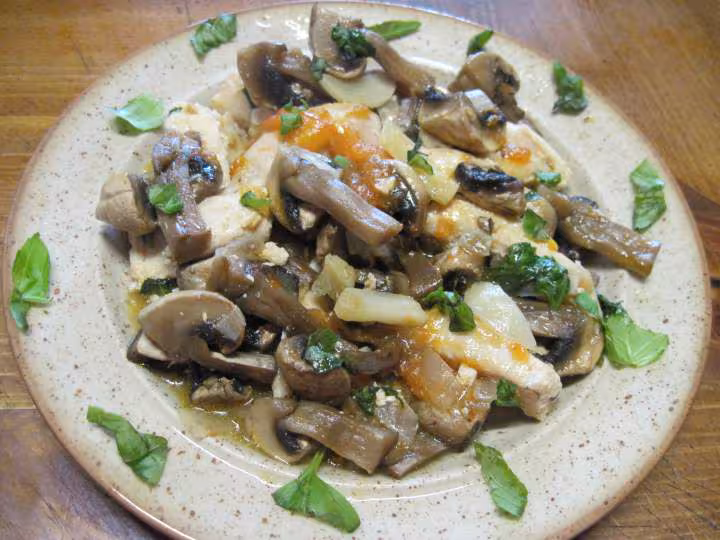 Tranches de poulet aux champignons et basilic