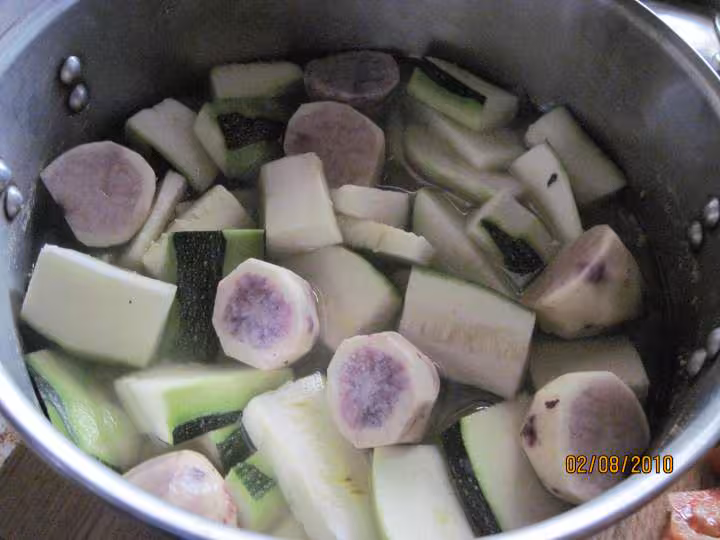 Un meli melo de legumes aux saucisses amp basilic