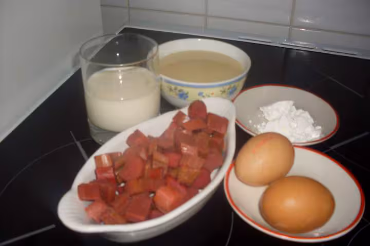 Une bonne crepe a la rhubarbe rouge