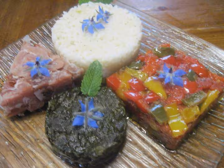 Une triangulaire de riz aux legumes et jambon cru