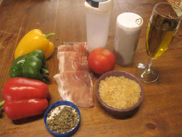 Une triangulaire de riz aux legumes et jambon cru