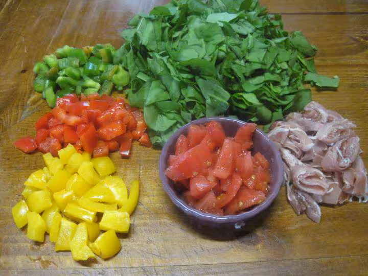 Une triangulaire de riz aux legumes et jambon cru
