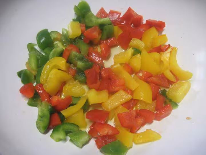 Une triangulaire de riz aux legumes et jambon cru
