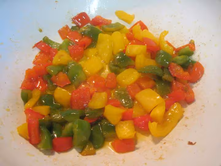 Une triangulaire de riz aux legumes et jambon cru